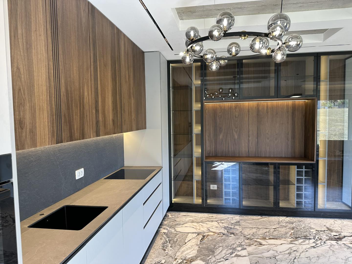 Cuisine lumineuse avec meubles en bois et verrière sur mesure